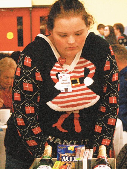 Lauren Roethemeyer looks at silent auction items. 